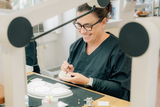 zahntechnikerin lächelt