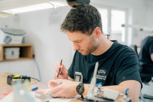 zahntechniker konzentriert