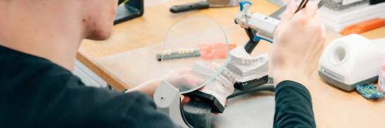 zahntechniker arbeitet